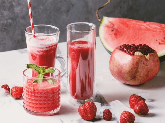 Levendige en Voedzame Rode Smoothie met Bieten, Aardbeien en Granaatappel
